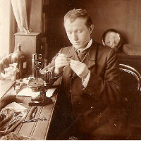 Olaf Galløe ved mikroskopet år 1910.