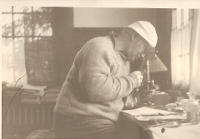 Olaf Galløe ved mikroskopet år 1910. 