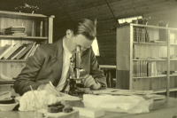 Olaf Galløe ved mikroskopet år 1910. 