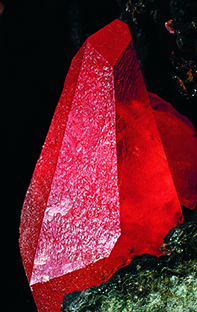 Rød krystal af mineralet rhodochrosit